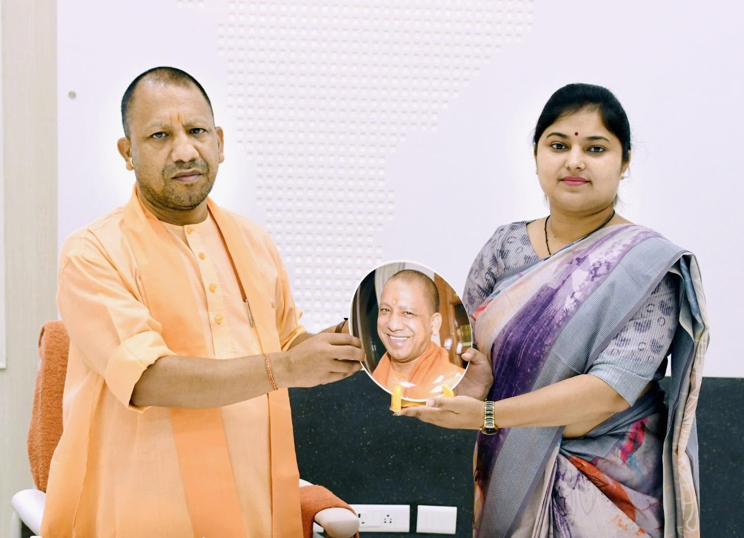 Meenkashi Singh presenting a memento to Chief Minister Yogi Adityanath